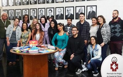 Calouros da UFPR doam materiais escolares para os pacientes do Complexo HC