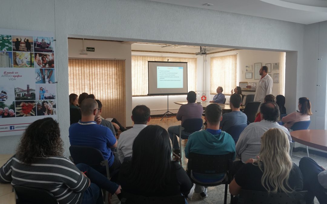 Colaboradores e voluntÃ¡rios dos Amigos do HC participam de palestra sobre o cÃ¢ncer de prÃ³stata