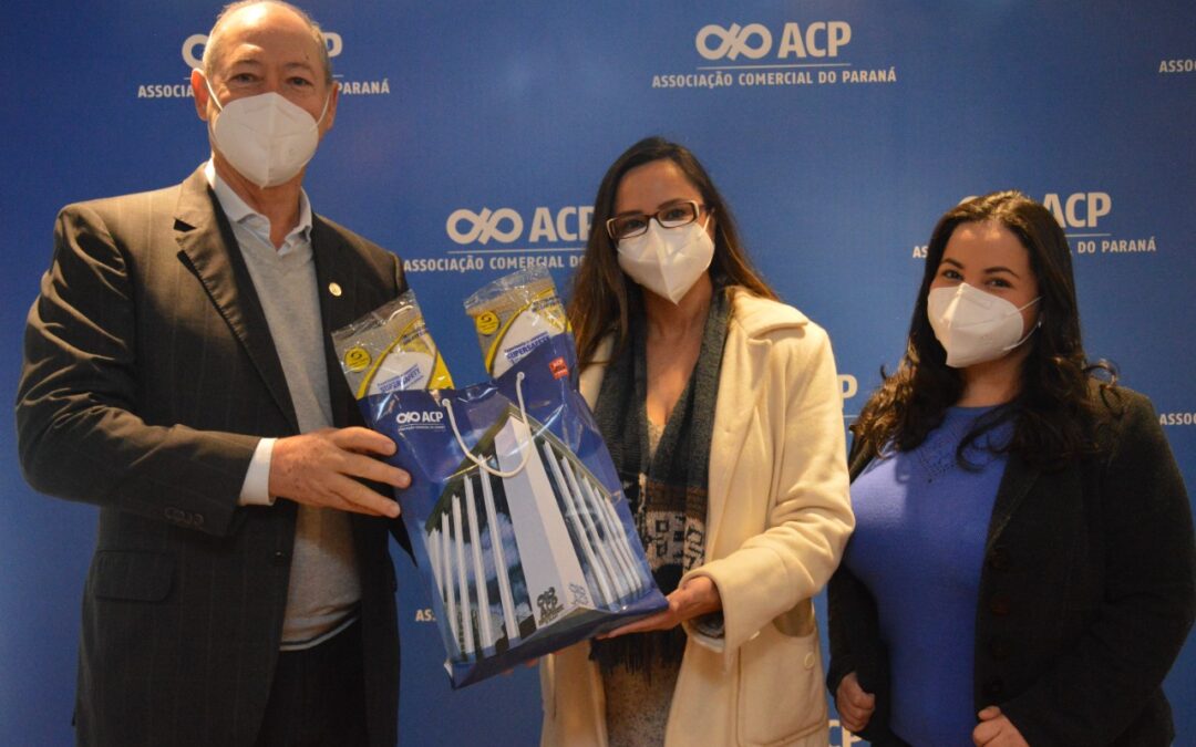 Amigos do HC recebem mÃ¡scaras tipo N95 da AssociaÃ§Ã£o Comercial do ParanÃ¡