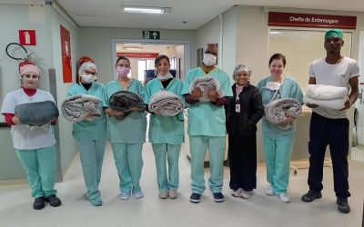 Mantas e cobertores são entregues para aquecer pacientes e acompanhantes do Hospital de Clínicas
